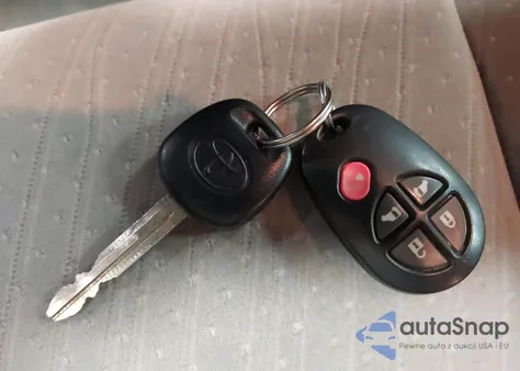 2017 Toyota Sienna Le 8 Passenger z USA, uszkodzony, nr VIN 5TDKZ3DC8HS857115